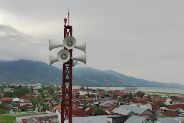 Menara peringatan dini tsunami di Kampung Lere yang tidak berfungsi lagi karena kabelnya dicuri oknum tak bertanggungjawab, Minggu (30/11/2025). (©bmzIMAGES/Basri Marzuki)