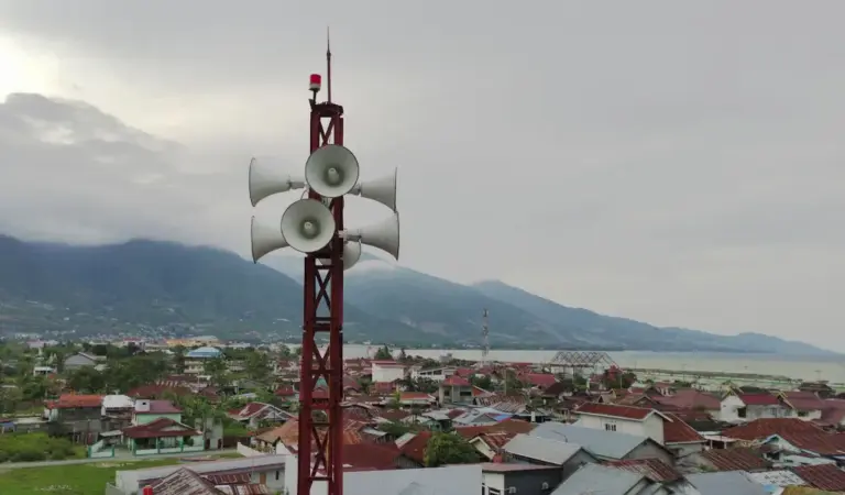 Menara peringatan dini tsunami di Kampung Lere yang tidak berfungsi lagi karena kabelnya dicuri oknum tak bertanggungjawab, Minggu (30/11/2025). (©bmzIMAGES/Basri Marzuki)