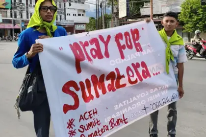 Anggota PALADO membentangkan spanduk pada aksi penggalangan dana untuk bencana SUmatera di Sigi, Sabtu (20/12/2025). (©Palado)
