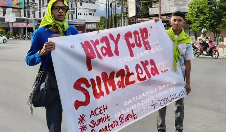 Anggota PALADO membentangkan spanduk pada aksi penggalangan dana untuk bencana SUmatera di Sigi, Sabtu (20/12/2025). (©Palado)