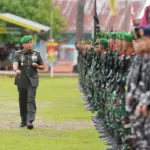 Pangdam XXIII/Palaka Wira Mayjen TNI Jonathan Binsar Parluhutan Sianipar memeriksa pasukan pada upacara Peringatan Hari Juang TNI AD ke-80 di Lapangan Ahmad Kirang, Kabupaten Mamuju, Provinsi Sulawesi Barat, Senin (15/12/2025). (©Pendam23)