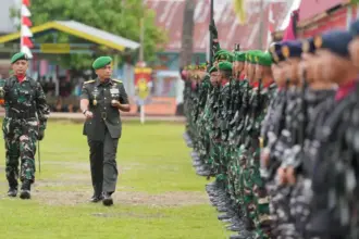 Pangdam XXIII/Palaka Wira Mayjen TNI Jonathan Binsar Parluhutan Sianipar memeriksa pasukan pada upacara Peringatan Hari Juang TNI AD ke-80 di Lapangan Ahmad Kirang, Kabupaten Mamuju, Provinsi Sulawesi Barat, Senin (15/12/2025). (©Pendam23)