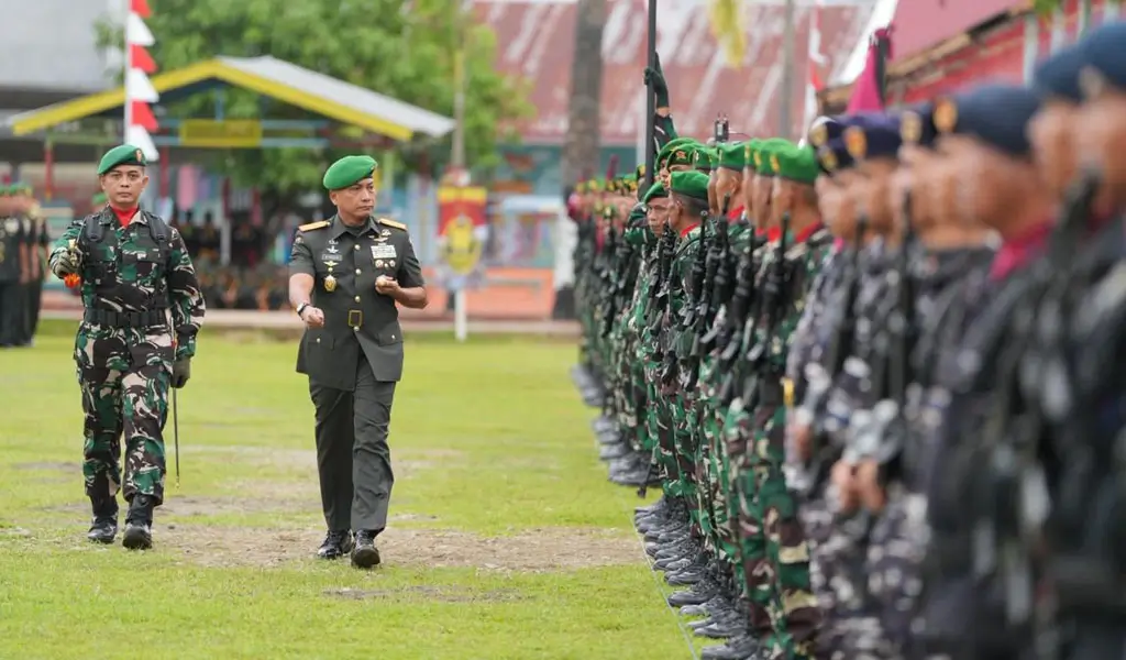 Pangdam XXIII/Palaka Wira Mayjen TNI Jonathan Binsar Parluhutan Sianipar memeriksa pasukan pada upacara Peringatan Hari Juang TNI AD ke-80 di Lapangan Ahmad Kirang, Kabupaten Mamuju, Provinsi Sulawesi Barat, Senin (15/12/2025). (©Pendam23)