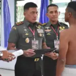 Pangdam XXIII/Palaka Wira Mayjen TNI J. Binsar Parluhutan Sianipar memeriksa Calon Tamtama Prajurit Karier (PK) TNI AD Gelombang III Tahun 2025 Tingkat Sub Panpus Kodam XXIII/Palaka Wira, Rabu (3/12/2025). (©Pendam23)