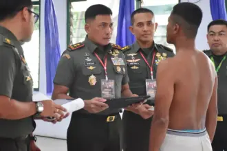 Pangdam XXIII/Palaka Wira Mayjen TNI J. Binsar Parluhutan Sianipar memeriksa Calon Tamtama Prajurit Karier (PK) TNI AD Gelombang III Tahun 2025 Tingkat Sub Panpus Kodam XXIII/Palaka Wira, Rabu (3/12/2025). (©Pendam23)