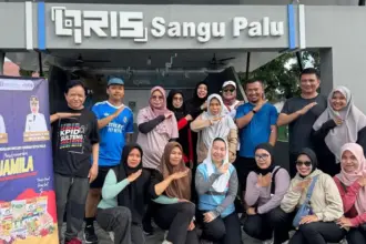 Wawali Palu Imelda Lilianan Muhidin (tengah jongkok) pada peluncuran Jamila di Palu, Minggu (7/12/2025). (©Prokopim Setda Kota Palu)