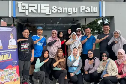 Wawali Palu Imelda Lilianan Muhidin (tengah jongkok) pada peluncuran Jamila di Palu, Minggu (7/12/2025). (©Prokopim Setda Kota Palu)