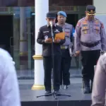 Wali Kota Palu, Hadianto Rasyid (tengah) membacakan sambutan Kapolri saat memimpin apel gelar pasukan Operasi Lilin Tinombala 2025 menjelang Natal dan Tahun baru di mapolresta Palu, Jumat (19/12/2025). (©Prokopim Setda Kota Palu/Iwan)