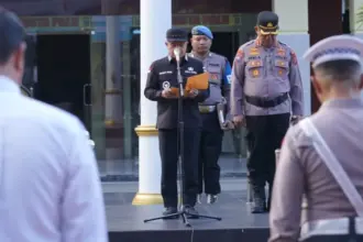 Wali Kota Palu, Hadianto Rasyid (tengah) membacakan sambutan Kapolri saat memimpin apel gelar pasukan Operasi Lilin Tinombala 2025 menjelang Natal dan Tahun baru di mapolresta Palu, Jumat (19/12/2025). (©Prokopim Setda Kota Palu/Iwan)
