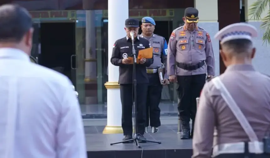 Wali Kota Palu, Hadianto Rasyid (tengah) membacakan sambutan Kapolri saat memimpin apel gelar pasukan Operasi Lilin Tinombala 2025 menjelang Natal dan Tahun baru di mapolresta Palu, Jumat (19/12/2025). (©Prokopim Setda Kota Palu/Iwan)