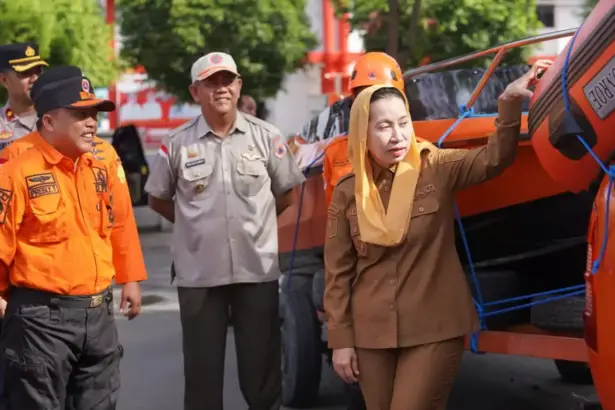 Wawali Imelda memeriksa sejumlah perlengkapan bencana pad aapel siaga bencana di halaman Kantor Wali ota Palu, Selasa (2/12/2025). (©Prokopim Setda Kota Palu/Iwan)