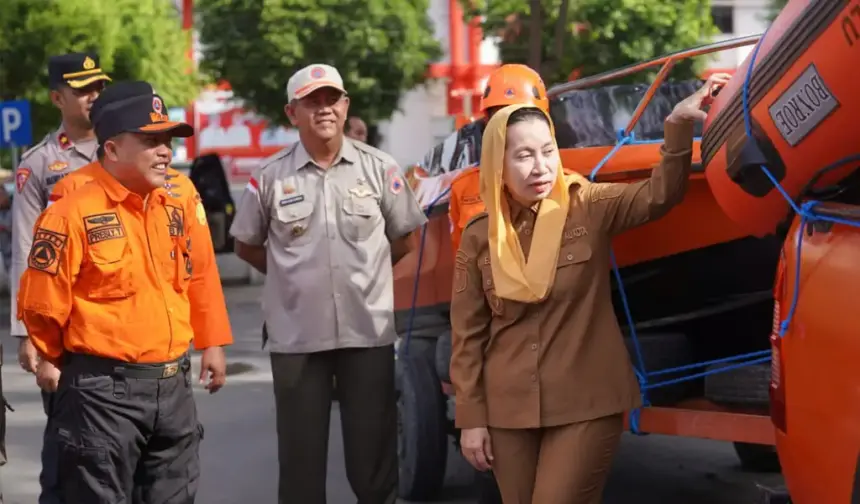 Wawali Imelda memeriksa sejumlah perlengkapan bencana pad aapel siaga bencana di halaman Kantor Wali ota Palu, Selasa (2/12/2025). (©Prokopim Setda Kota Palu/Iwan)