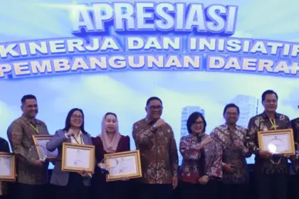 Wakil wali Kota Palu Imelda Liliana Muhidin (keempat kiri) berpose bersama apra enerima penghargaan dari Bappenas di Jakarta, Senin (15/12/2025). (©Prokopim Setda Kota Palu)