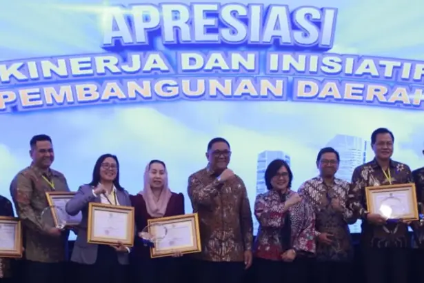 Wakil wali Kota Palu Imelda Liliana Muhidin (keempat kiri) berpose bersama apra enerima penghargaan dari Bappenas di Jakarta, Senin (15/12/2025). (©Prokopim Setda Kota Palu)