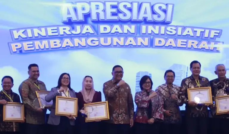 Wakil wali Kota Palu Imelda Liliana Muhidin (keempat kiri) berpose bersama apra enerima penghargaan dari Bappenas di Jakarta, Senin (15/12/2025). (©Prokopim Setda Kota Palu)