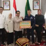 Penyerahan bantuan kemanusiaan dari Pemkot Palu ke Pemkot Padang Pariaman di Padang, Jumat (5/12/2025). (©Prokopim Setda Kota Palu/Fandi)