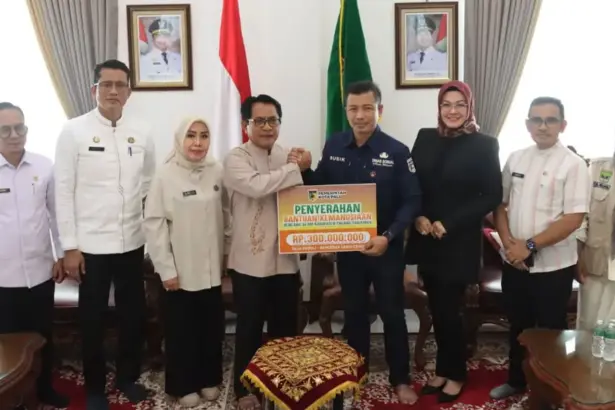 Penyerahan bantuan kemanusiaan dari Pemkot Palu ke Pemkot Padang Pariaman di Padang, Jumat (5/12/2025). (©Prokopim Setda Kota Palu/Fandi)