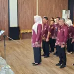 Sekda Kota Palu Irmyanti membacakan naskah pada pelantikan Pengurus Dekranasda Kota Palu 2025-2030 di Palu, Jumat (12/12/2025). (©Prokopim Setda Kota Palu/Jufri)