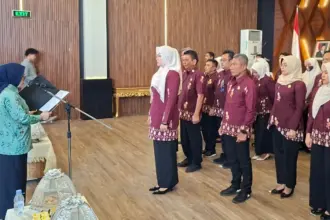 Sekda Kota Palu Irmyanti membacakan naskah pada pelantikan Pengurus Dekranasda Kota Palu 2025-2030 di Palu, Jumat (12/12/2025). (©Prokopim Setda Kota Palu/Jufri)