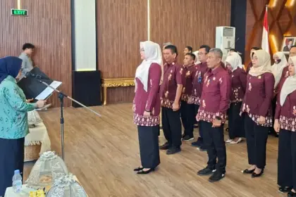 Sekda Kota Palu Irmyanti membacakan naskah pada pelantikan Pengurus Dekranasda Kota Palu 2025-2030 di Palu, Jumat (12/12/2025). (©Prokopim Setda Kota Palu/Jufri)