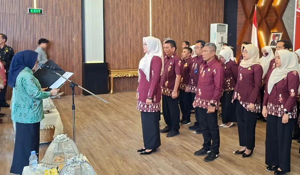 Sekda Kota Palu Irmyanti membacakan naskah pada pelantikan Pengurus Dekranasda Kota Palu 2025-2030 di Palu, Jumat (12/12/2025). (©Prokopim Setda Kota Palu/Jufri)