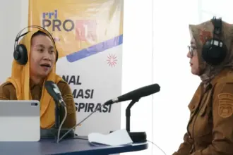 Wawali Palu Imelda Liliana Muhidin (kiri) bersama DP3A) Kota Palu, Yudhi Riyani Firman, Selasa (23/12/2025). (©Prokopim Seyda Kota Palu/Jufri)