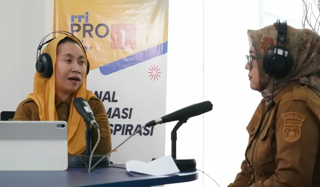 Wawali Palu Imelda Liliana Muhidin (kiri) bersama DP3A) Kota Palu, Yudhi Riyani Firman, Selasa (23/12/2025). (©Prokopim Seyda Kota Palu/Jufri)
