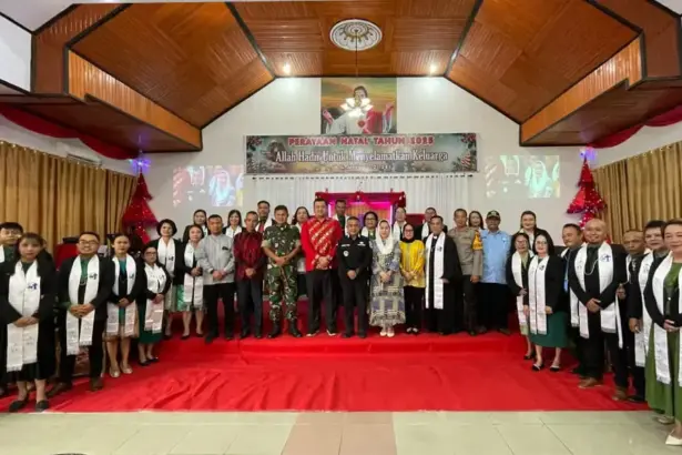 Wali KOta Palu, bersama Wakil wali Kota, Sekkot Palu, Ketua DPRD Kota Palu dan jajaran Forkopimda Kota Palu di salah satu gereja dalam ibadah Natal, Kamis (25/12/2025). (©Prokopim Setda Kota Palu/Iwan)