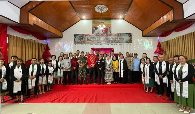 Wali KOta Palu, bersama Wakil wali Kota, Sekkot Palu, Ketua DPRD Kota Palu dan jajaran Forkopimda Kota Palu di salah satu gereja dalam ibadah Natal, Kamis (25/12/2025). (©Prokopim Setda Kota Palu/Iwan)