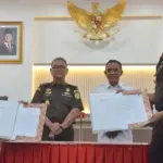 Wali Kota Palu dan Kepala Kejaksaan menunjukkan naskah Mou tentang pidana kerja sosial. (©Porkopim Setda Kota Palu/Jufri)