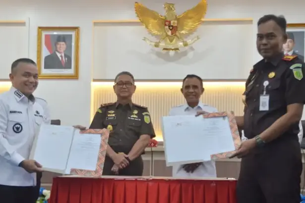 Wali Kota Palu dan Kepala Kejaksaan menunjukkan naskah Mou tentang pidana kerja sosial. (©Porkopim Setda Kota Palu/Jufri)