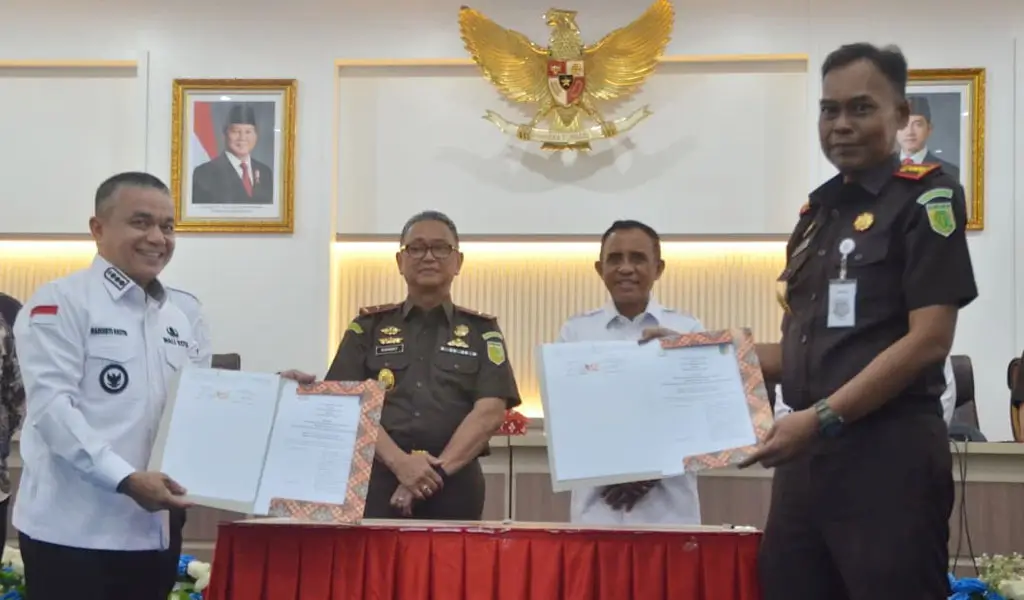 Wali Kota Palu dan Kepala Kejaksaan menunjukkan naskah Mou tentang pidana kerja sosial. (©Porkopim Setda Kota Palu/Jufri)