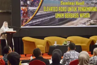 Wawali Imelda pada pembukaan seminar kelayakan elevated road untuk UMKM berbasis wsiata di palu, Kamis (4/12/2025). (©Prokopim Setda Kota Palu/Imron)