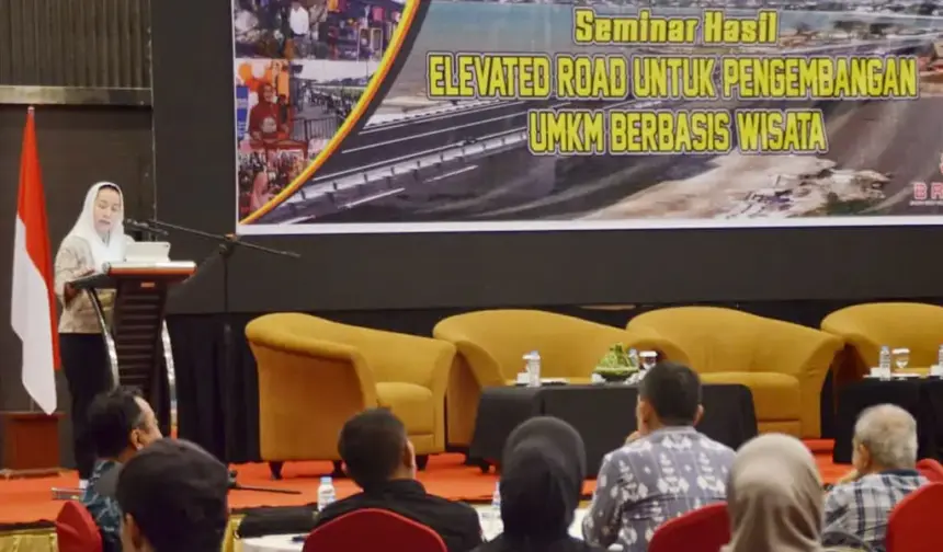 Wawali Imelda pada pembukaan seminar kelayakan elevated road untuk UMKM berbasis wsiata di palu, Kamis (4/12/2025). (©Prokopim Setda Kota Palu/Imron)