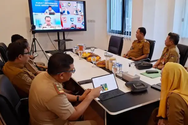 Wakil Wali Kota Palu Imelda Liliana Muhidin pada rapat koordinasi (rakor) apel kesiapsiagaan hidrometeorologi basah secara daring bersama seluruh pemerintah daerah se-Indonesia, Senin (29/12/2025). (©Prokopim Setda Kota Palu/Jufri)