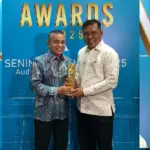 Wali Kota Palu Hadianto Rasyid bersama Kadis Lingkungan Hidup Kota Palu menunjukkan trophy Sutami Awards 2025 atas pengelolaan sampah terbaik nasional di Jakarta, Senin (1/12/2025). (©Prokopim Setda Kota Palu)