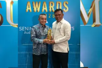 Wali Kota Palu Hadianto Rasyid bersama Kadis Lingkungan Hidup Kota Palu menunjukkan trophy Sutami Awards 2025 atas pengelolaan sampah terbaik nasional di Jakarta, Senin (1/12/2025). (©Prokopim Setda Kota Palu)