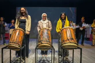 Sekretaris Daerah Kota Palu Irmayanti (tengah) bersama Direktur Festival Tetaer Indonesia Pradetyo Novitri (kiri) dan Sutradara Lentera Silolangi Annisa Saskia Putri (kanan) memukul gimba menandai pembukaan Festival teater Indonesia di Palu, Sulawesi Tengah, Sabtu (6/12/2025). (©bmzIMAGES/Basri Marzuki)
