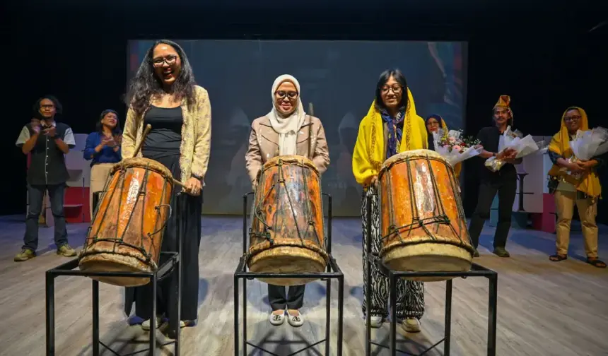 Sekretaris Daerah Kota Palu Irmayanti (tengah) bersama Direktur Festival Tetaer Indonesia Pradetyo Novitri (kiri) dan Sutradara Lentera Silolangi Annisa Saskia Putri (kanan) memukul gimba menandai pembukaan Festival teater Indonesia di Palu, Sulawesi Tengah, Sabtu (6/12/2025). (©bmzIMAGES/Basri Marzuki)