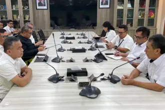 Wali Kota Palu, Hadianto Rasyid saa beraudiensi dengan Direktur Sanitasi Kementerian PUPR, Prasetyo di Jakarta, Senin (1/12/2025). (©Prokopim Setda Kota Palu)