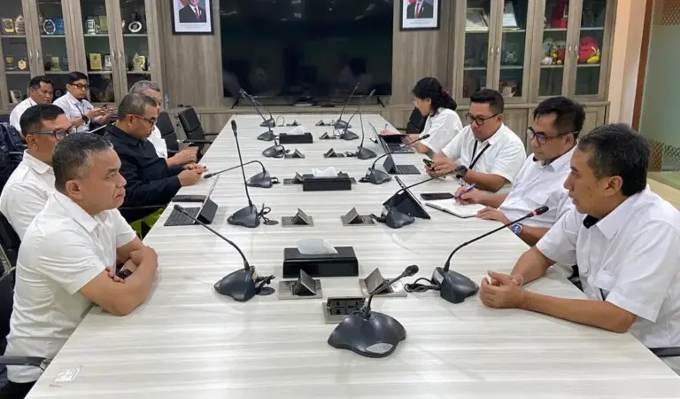 Wali Kota Palu, Hadianto Rasyid saa beraudiensi dengan Direktur Sanitasi Kementerian PUPR, Prasetyo di Jakarta, Senin (1/12/2025). (©Prokopim Setda Kota Palu)