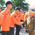 Wagub Sulteng Reny A Lamdjido menyapa personel BPBD pada apel siaga bencana di Palu, Senin (15/12/2025). (©Biro Adpim Pemprov Sulteng)