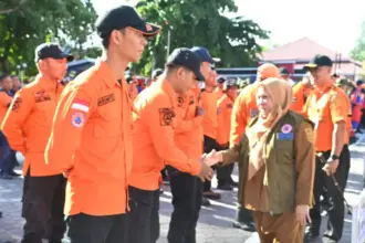 Wagub Sulteng Reny A Lamdjido menyapa personel BPBD pada apel siaga bencana di Palu, Senin (15/12/2025). (©Biro Adpim Pemprov Sulteng)