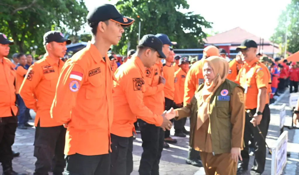 Wagub Sulteng Reny A Lamdjido menyapa personel BPBD pada apel siaga bencana di Palu, Senin (15/12/2025). (©Biro Adpim Pemprov Sulteng)