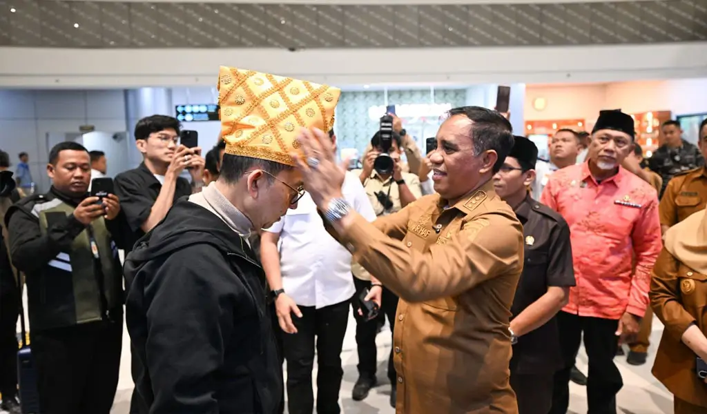 Gubernur Sulteng Anwar Hafid memasangkan siga ke Menbud Fadli Zon saat tiba di Bandara Mutiara Sis Aljufri Palu, Senin (29/12/2025). (©Biro Adpim Sulteng)