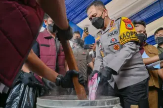 Kapolda Sulteng Irjen Pol Endi Sutendi menuang sabu ke dalam wadah pada pemusnahan narkotika di Mapolda Sulteng, Selasa (30/12/2025). (©bmzIMAGES/Basri Marzuki)