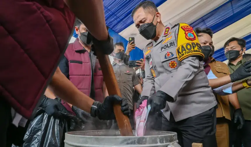 Kapolda Sulteng Irjen Pol Endi Sutendi menuang sabu ke dalam wadah pada pemusnahan narkotika di Mapolda Sulteng, Selasa (30/12/2025). (©bmzIMAGES/Basri Marzuki)