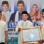 Gubernur Sulteng Anwar Hafid (kanan) menyerahkan sertifikat penghargaan kepada Kapolda Sulteng, Irjen POl Endi Sutendi di acara peresmian Masjid Baitul Khairaat di Palu, Kamsi (4/12/2025). (©Humas Polda Sulteng)