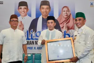 Gubernur Sulteng Anwar Hafid (kanan) menyerahkan sertifikat penghargaan kepada Kapolda Sulteng, Irjen POl Endi Sutendi di acara peresmian Masjid Baitul Khairaat di Palu, Kamsi (4/12/2025). (©Humas Polda Sulteng)