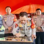 Disaksikan Bupati Poso Verna Ingkiriwang (kanan), Kapolda SUlteng meresmikan Tugu Pancasila di Desa Tamanjeka, Poso, Kamis (11/12/2025). (©Humas Polda Sulteng)